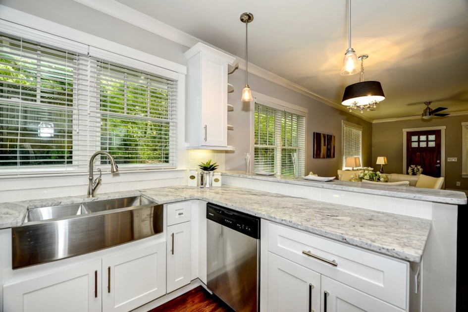 Exempel på ett mellanstort modernt kök och matrum, med en rustik diskho, skåp i shakerstil, vita skåp, granitbänkskiva, vitt stänkskydd, stänkskydd i keramik, rostfria vitvaror, mellanmörkt trägolv och en halv köksö