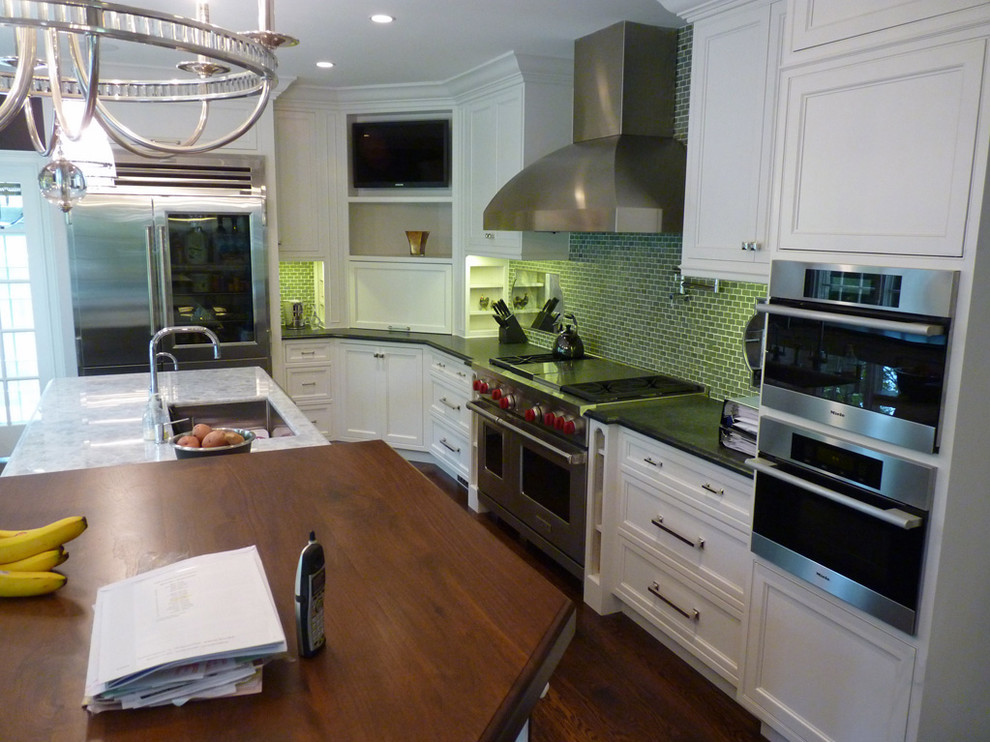 Klassische Küche mit Küchengeräten aus Edelstahl, Quarzit-Arbeitsplatte, Unterbauwaschbecken, Schrankfronten mit vertiefter Füllung, weißen Schränken, Küchenrückwand in Grün und Rückwand aus Mosaikfliesen in Chicago