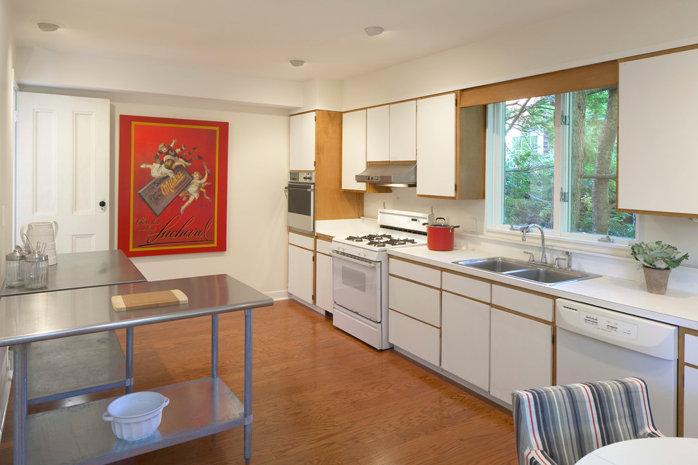 Kleine, Zweizeilige Moderne Küche mit Küchengeräten aus Edelstahl und hellem Holzboden in Boston