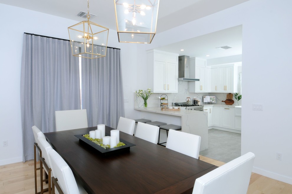 Exemple d'une salle à manger ouverte sur la cuisine chic de taille moyenne avec un sol en carrelage de porcelaine et un sol gris.