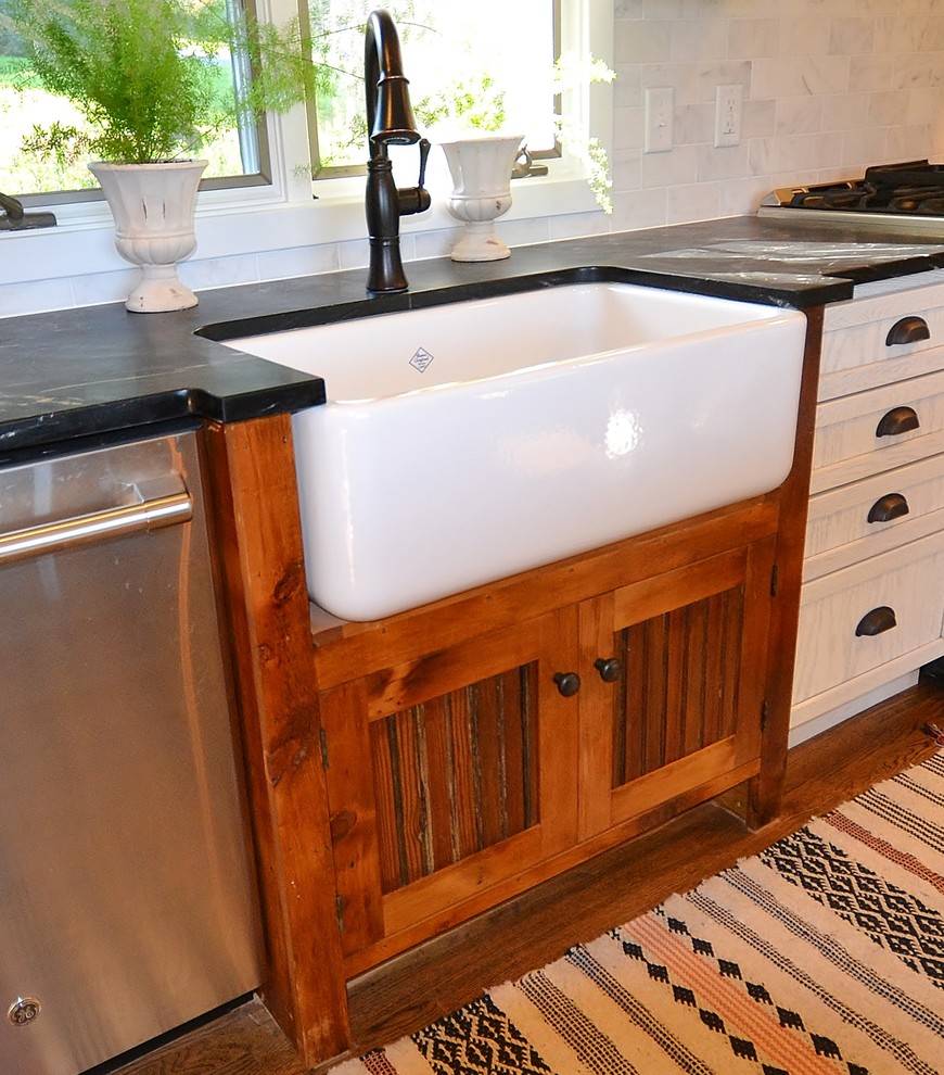 Square PA Kitchen with tons of rustic charm! Rustic Kitchen