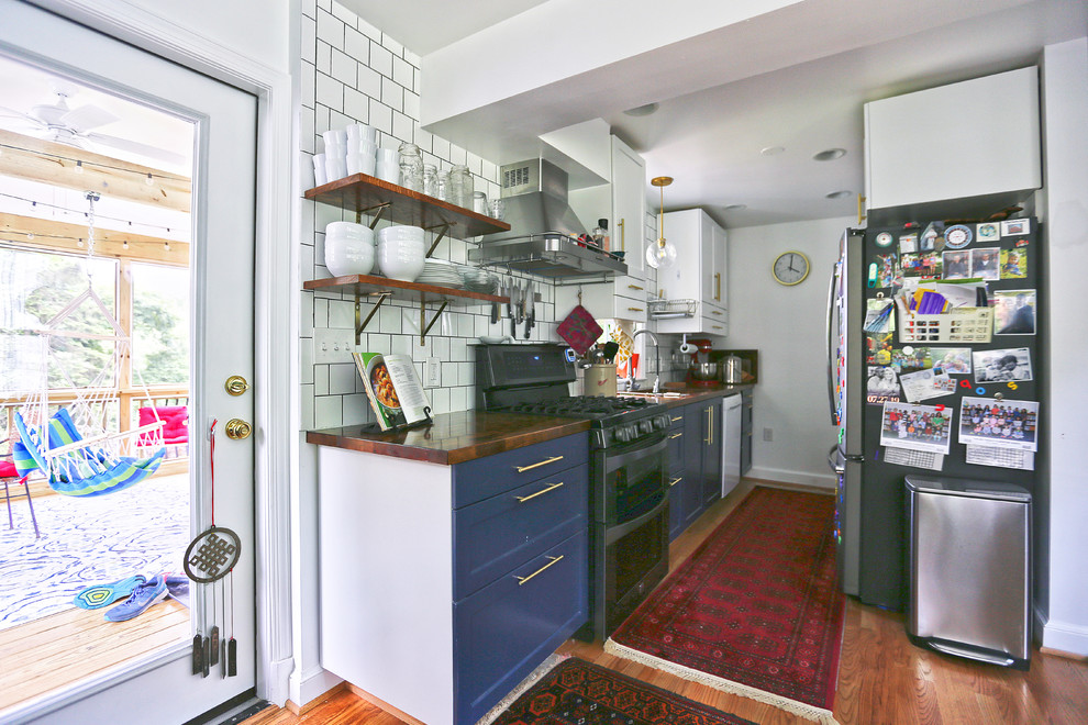 Imagen de cocina comedor vintage pequeña con armarios con paneles empotrados, puertas de armario azules, encimera de madera, salpicadero blanco, suelo de madera en tonos medios y encimeras marrones