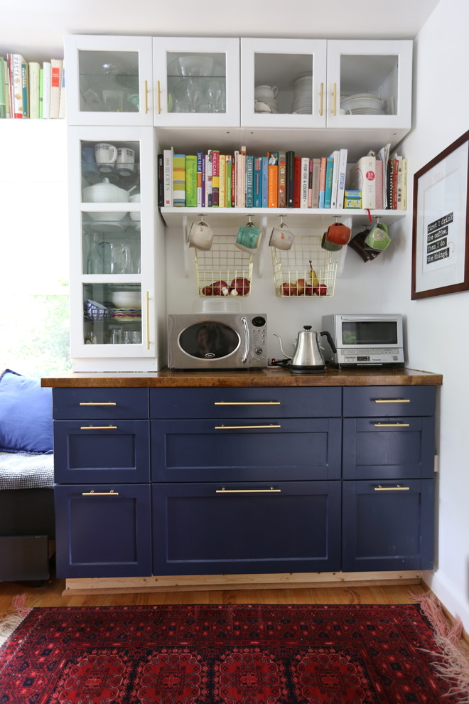 Diseño de cocina comedor vintage pequeña con armarios con paneles empotrados, puertas de armario azules, encimera de madera, salpicadero blanco, suelo de madera en tonos medios y encimeras marrones
