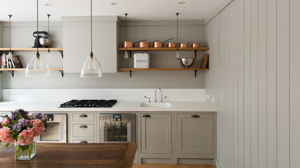 Esempio di una piccola cucina tradizionale chiusa con ante in stile shaker, ante in legno chiaro e pavimento in legno massello medio