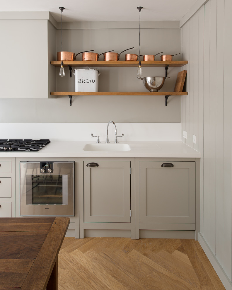 Geschlossene, Kleine Klassische Küche mit Schrankfronten im Shaker-Stil, hellen Holzschränken und braunem Holzboden in London