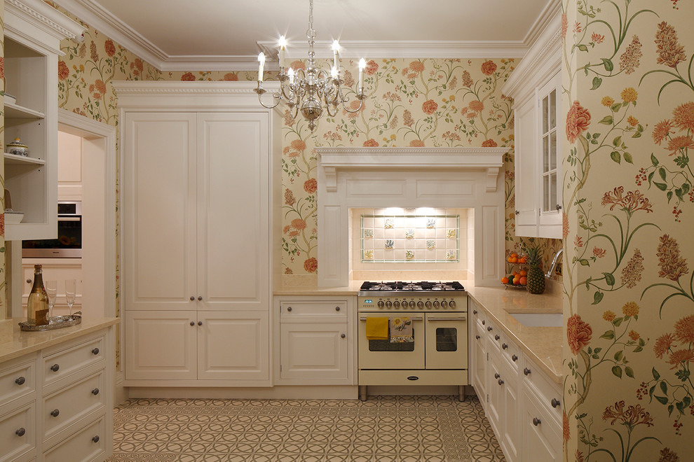 Idéer för att renovera ett avskilt vintage kök, med en undermonterad diskho, luckor med upphöjd panel, vita skåp, flerfärgad stänkskydd och färgglada vitvaror