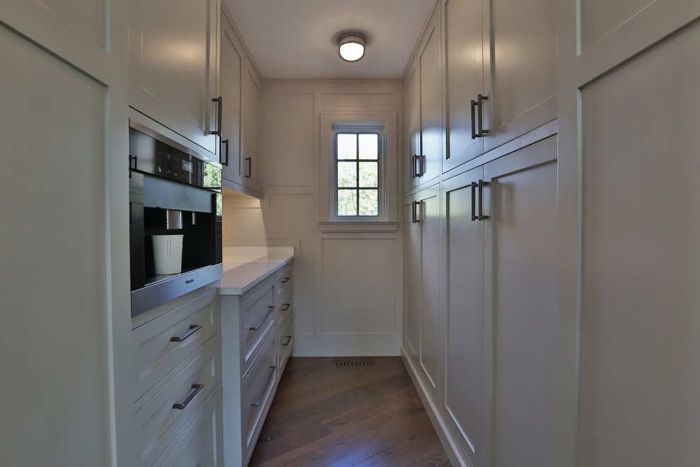 Foto di una cucina parallela chic chiusa e di medie dimensioni con ante lisce, ante grigie, elettrodomestici neri, nessuna isola e top bianco