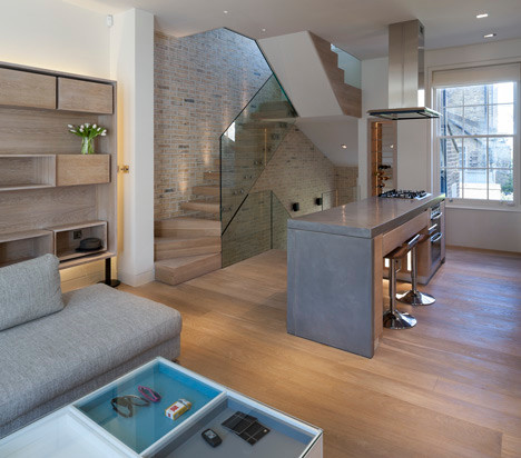 На фото: большая параллельная кухня-гостиная в современном стиле с столешницей из бетона и серым фартуком