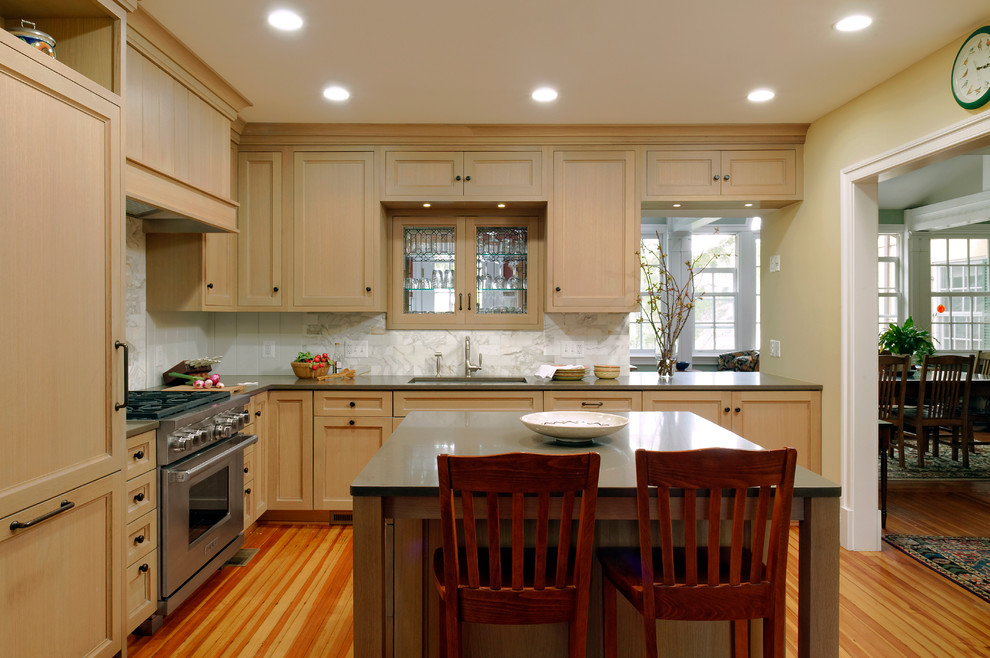 Foto på ett mellanstort amerikanskt kök, med en undermonterad diskho, skåp i shakerstil, skåp i ljust trä, bänkskiva i kvartsit, flerfärgad stänkskydd, stänkskydd i glaskakel, färgglada vitvaror, ljust trägolv och en köksö