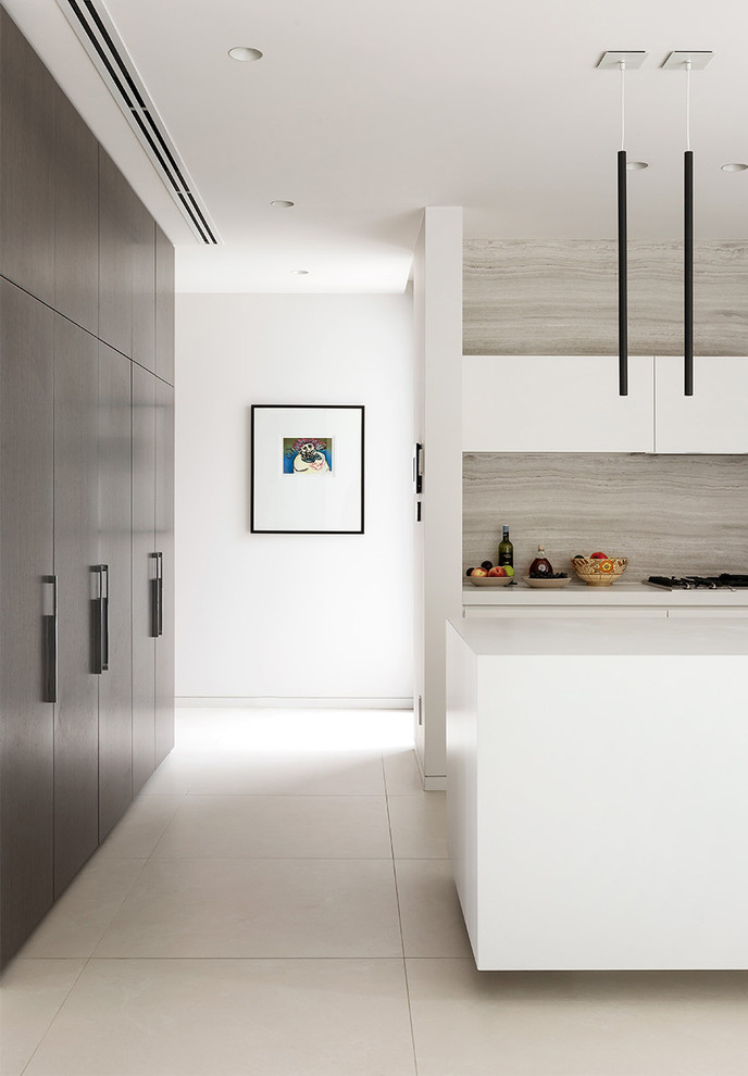 Esempio di una cucina design chiusa e di medie dimensioni con ante bianche e top in quarzo composito