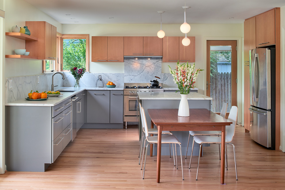 Example of a mid-sized 1950s l-shaped light wood floor and beige floor eat-in kitchen design in DC Metro with an undermount sink, flat-panel cabinets, gray cabinets, marble countertops, white backsplash, stone slab backsplash, stainless steel appliances and an island