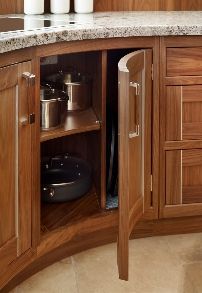 Cette image montre une grande cuisine ouverte design en L avec un placard à porte shaker, un plan de travail en granite et un sol en travertin.