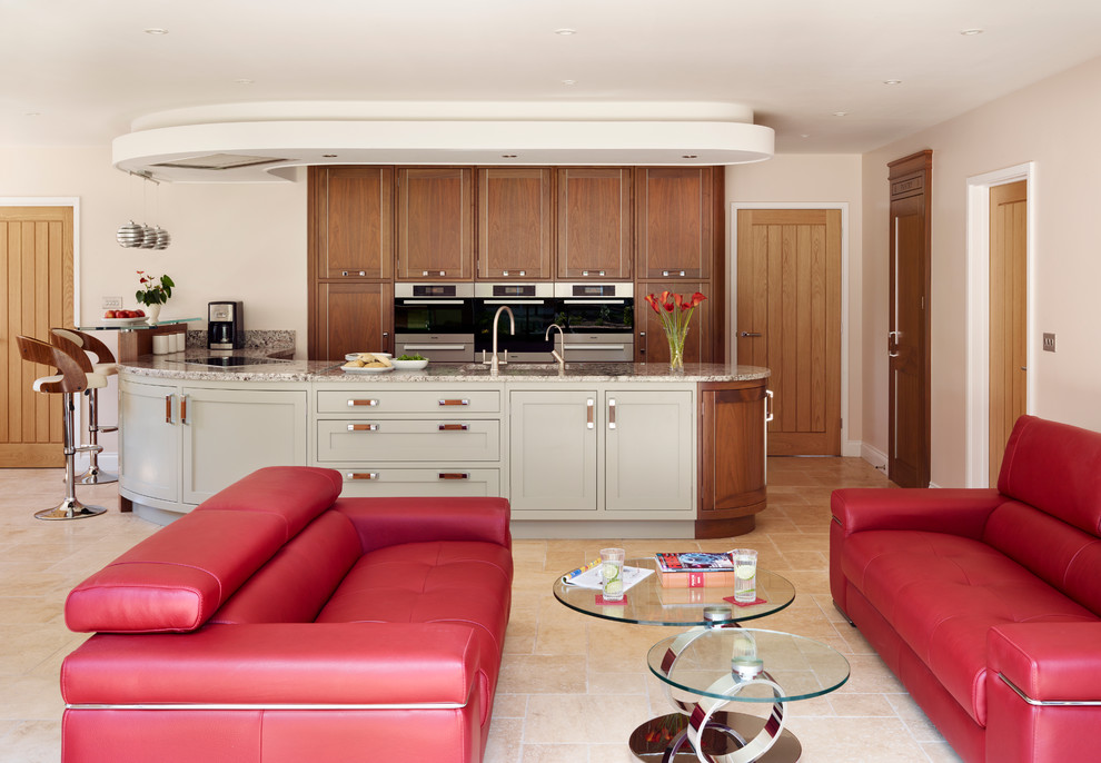 Offene, Große Moderne Küche in L-Form mit Schrankfronten im Shaker-Stil, Granit-Arbeitsplatte und Travertin in London