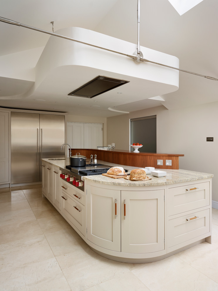 Modern inredning av ett stort kök och matrum, med grå skåp, granitbänkskiva, rostfria vitvaror och en köksö