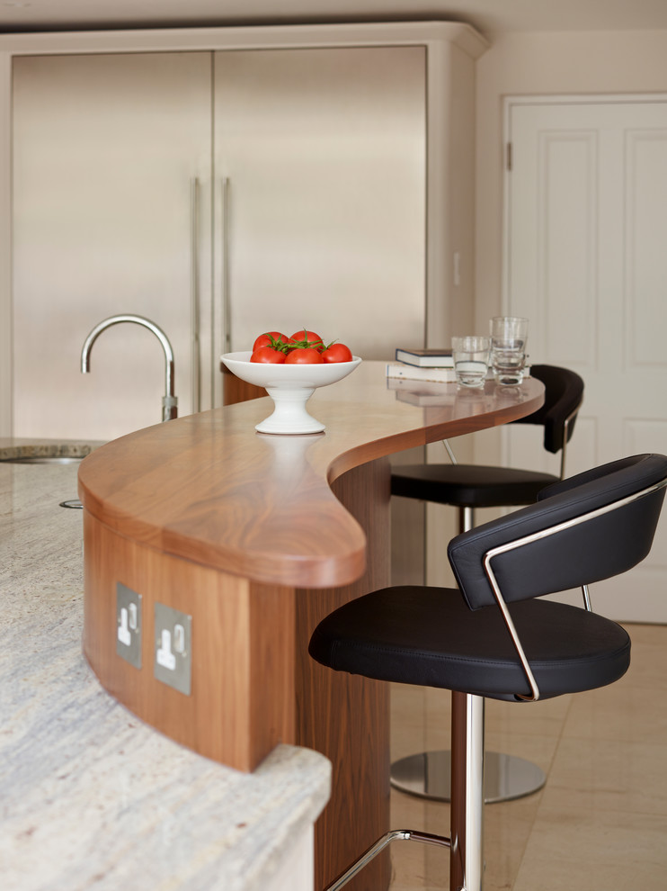 Foto på ett stort funkis kök och matrum, med grå skåp, granitbänkskiva, rostfria vitvaror och en köksö