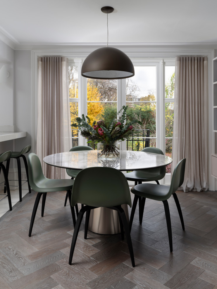 Свежая идея для дизайна: гостиная-столовая среднего размера в современном стиле с паркетным полом среднего тона и серым полом - отличное фото интерьера