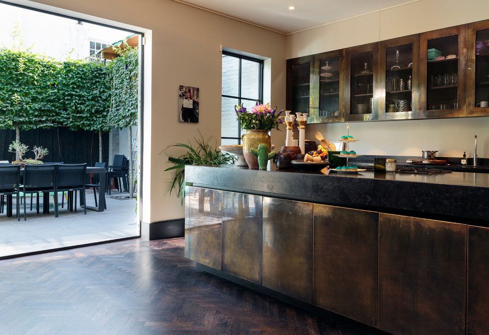 Offene, Zweizeilige Moderne Küche mit Glasfronten, braunen Schränken, Küchenrückwand in Beige, dunklem Holzboden, Kücheninsel und braunem Boden in London