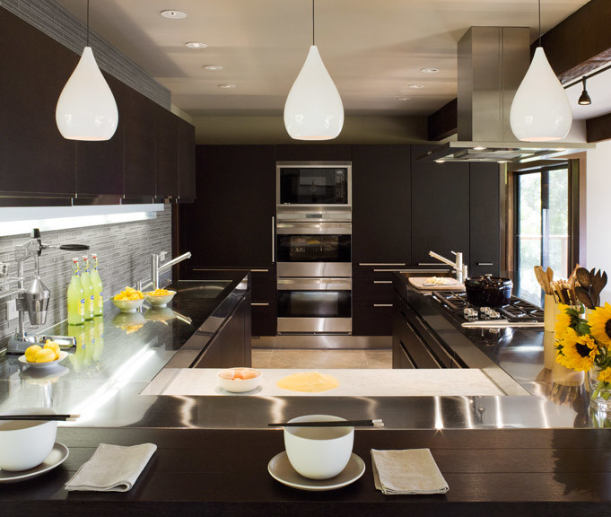 Zweizeilige Moderne Wohnküche mit Einbauwaschbecken, schwarzen Schränken, Edelstahl-Arbeitsplatte, Rückwand aus Glasfliesen, Küchengeräten aus Edelstahl, Marmorboden und Kücheninsel in San Francisco