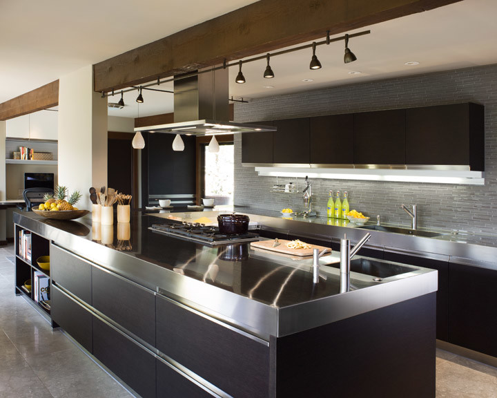 Idéer för ett modernt kök, med en nedsänkt diskho, svarta skåp, bänkskiva i rostfritt stål, stänkskydd i glaskakel, rostfria vitvaror, marmorgolv och en köksö
