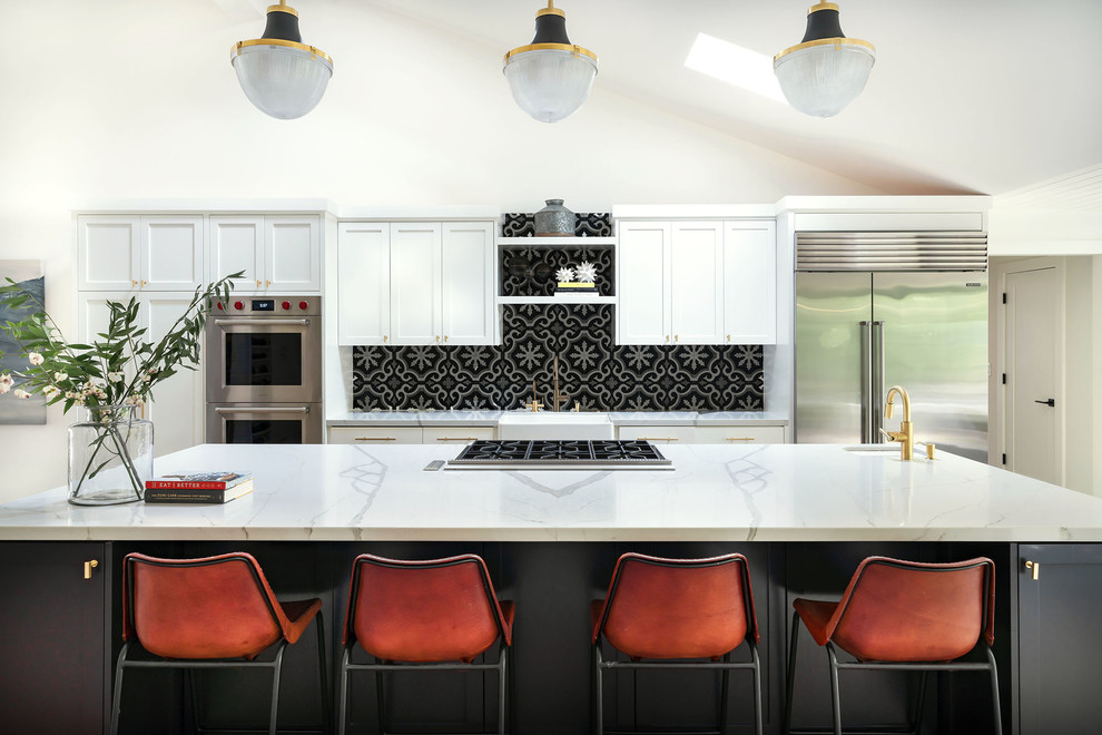 Inspiration för mellanstora klassiska linjära vitt kök med öppen planlösning, med en rustik diskho, skåp i shakerstil, vita skåp, marmorbänkskiva, stänkskydd i cementkakel, rostfria vitvaror, en köksö och flerfärgad stänkskydd
