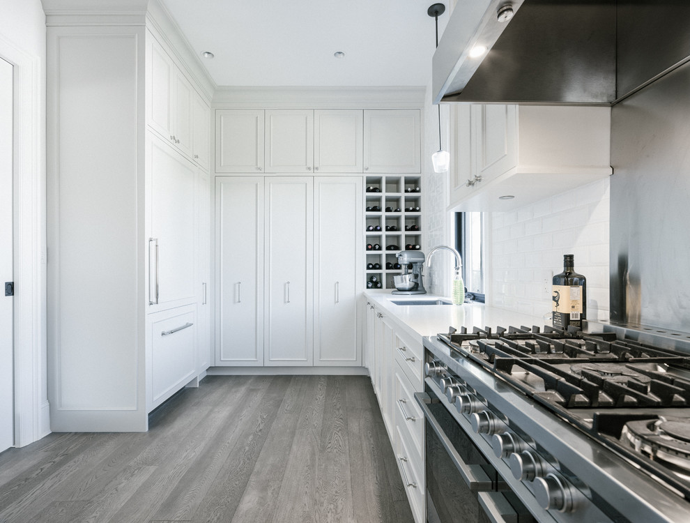 Mittelgroße Klassische Küche in L-Form mit Vorratsschrank und hellem Holzboden in Vancouver
