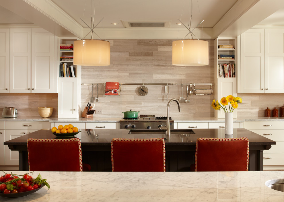 Idee per una cucina design con ante in stile shaker, ante bianche, top in marmo, paraspruzzi grigio e elettrodomestici in acciaio inossidabile