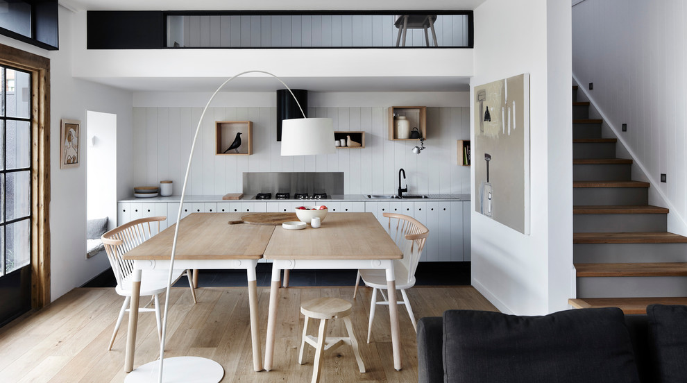 Diseño de cocina lineal contemporánea abierta sin isla con suelo de madera clara