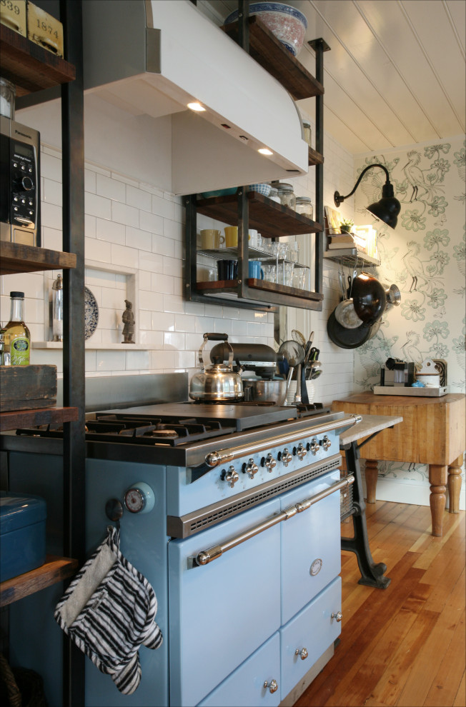 ポートランドにあるエクレクティックスタイルのおしゃれなマルチアイランドキッチン (オープンシェルフ、白いキッチンパネル、セラミックタイルのキッチンパネル、カラー調理設備、板張り天井) の写真