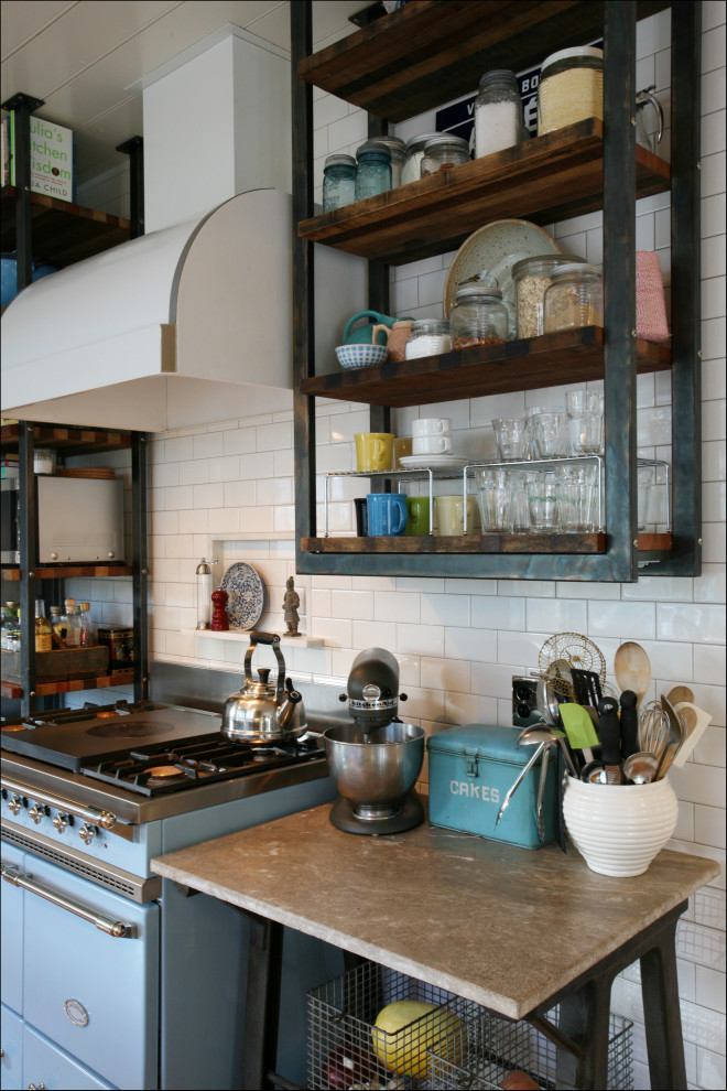 Stilmix Wohnküche mit offenen Schränken, Küchenrückwand in Weiß, Rückwand aus Keramikfliesen, bunten Elektrogeräten, zwei Kücheninseln und Holzdecke in Portland