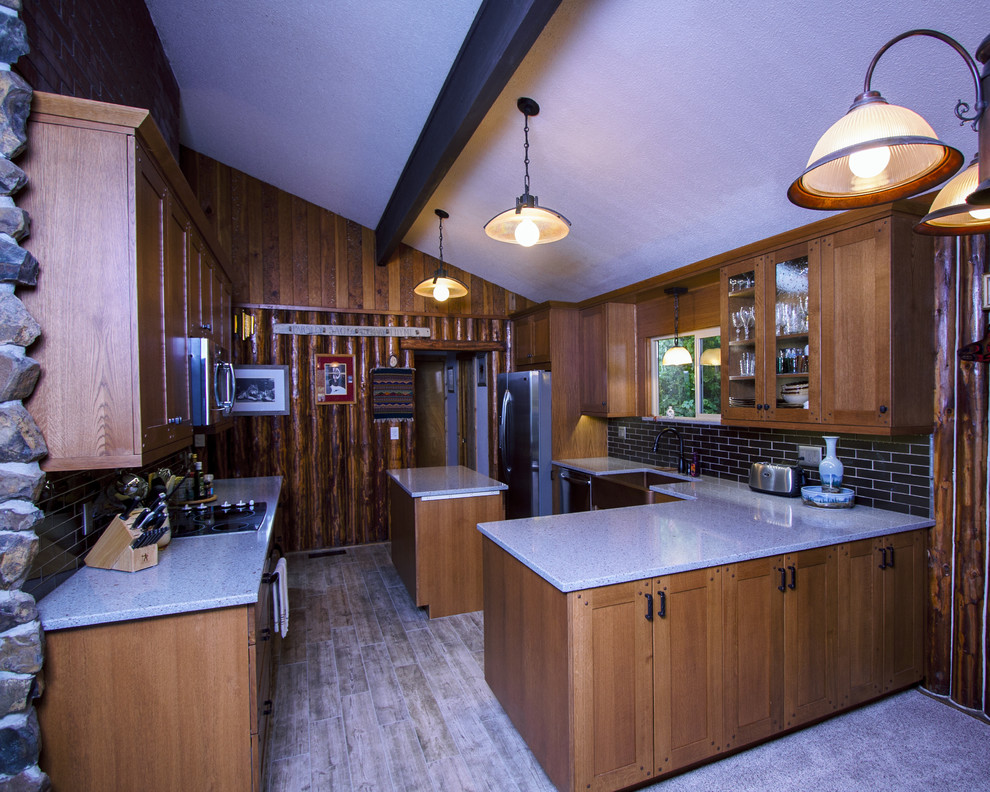 Inspiration för rustika kök, med en rustik diskho, luckor med infälld panel, skåp i mellenmörkt trä och en köksö
