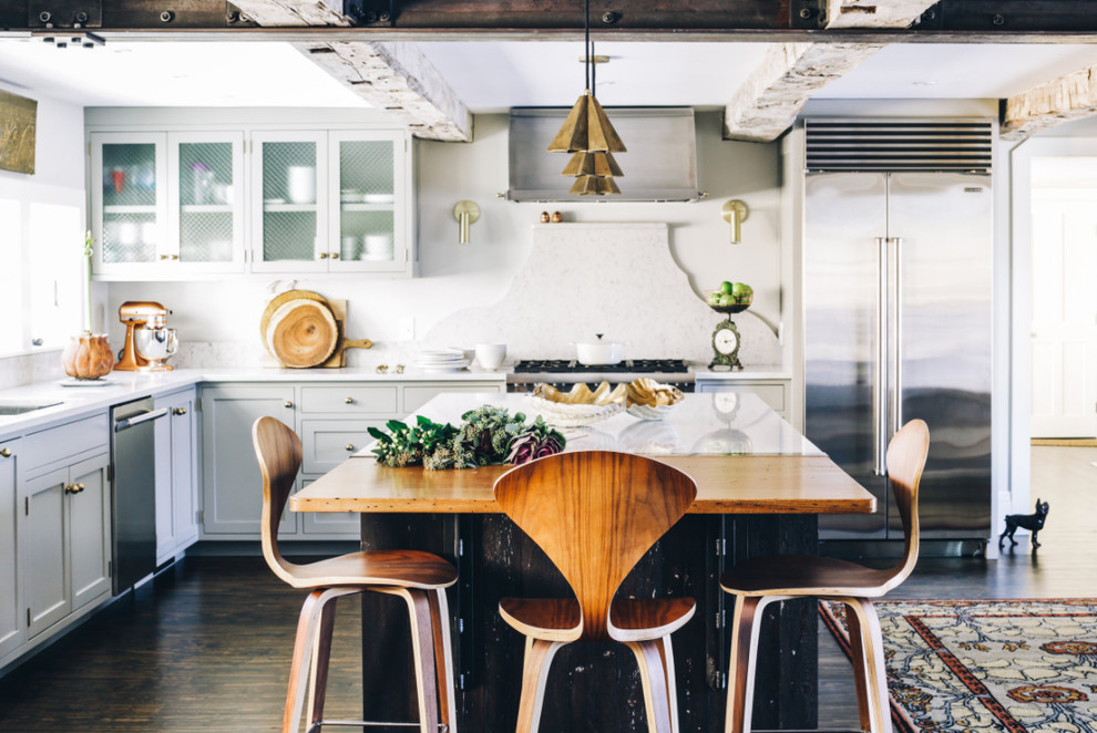 Große Country Küche in L-Form mit Schrankfronten im Shaker-Stil, grauen Schränken, Küchenrückwand in Weiß, Rückwand aus Stein, Küchengeräten aus Edelstahl, dunklem Holzboden, Kücheninsel und weißer Arbeitsplatte in Portland Maine