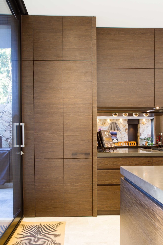 Esempio di una grande cucina design con lavello sottopiano, ante lisce e paraspruzzi a specchio