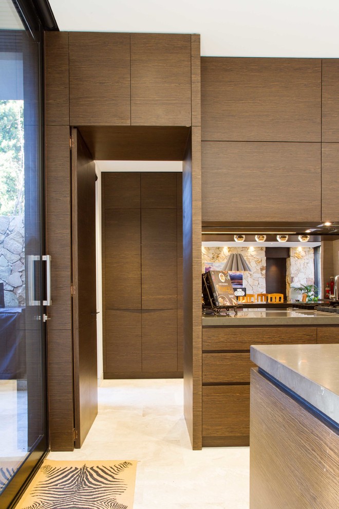 Foto de cocina comedor contemporánea grande con fregadero bajoencimera, armarios con paneles lisos, salpicadero con efecto espejo y una isla