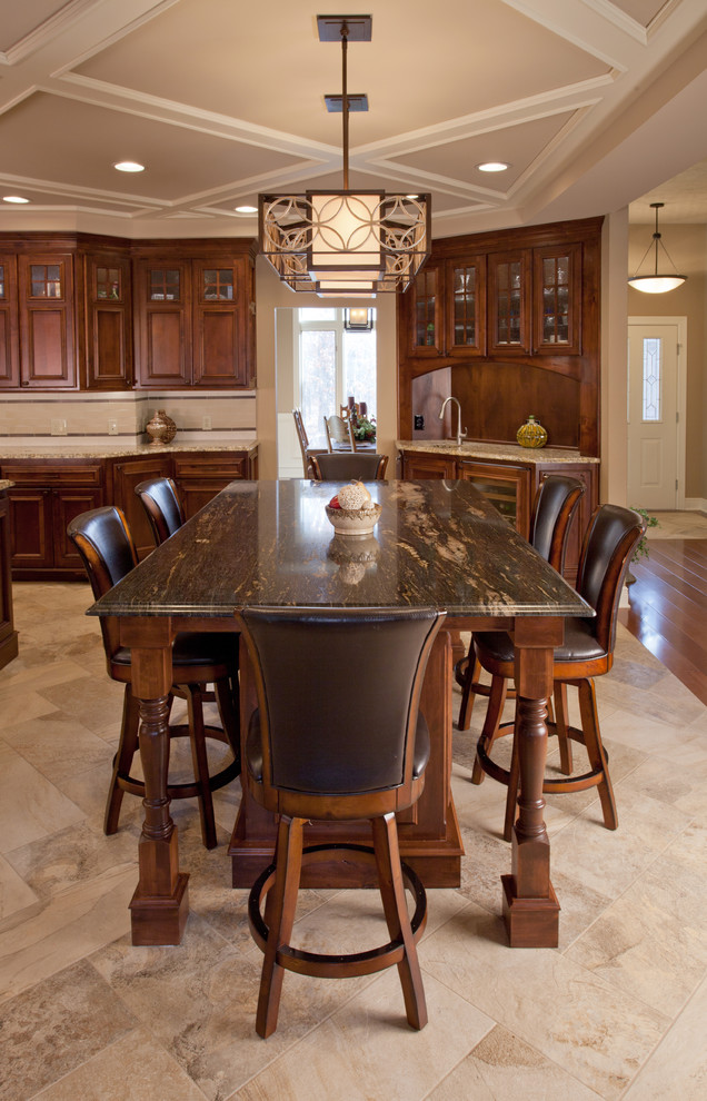 Bild på ett stort vintage kök och matrum, med en undermonterad diskho, luckor med infälld panel, skåp i mellenmörkt trä, granitbänkskiva, rostfria vitvaror, klinkergolv i keramik, en köksö, beige stänkskydd, stänkskydd i porslinskakel och beiget golv