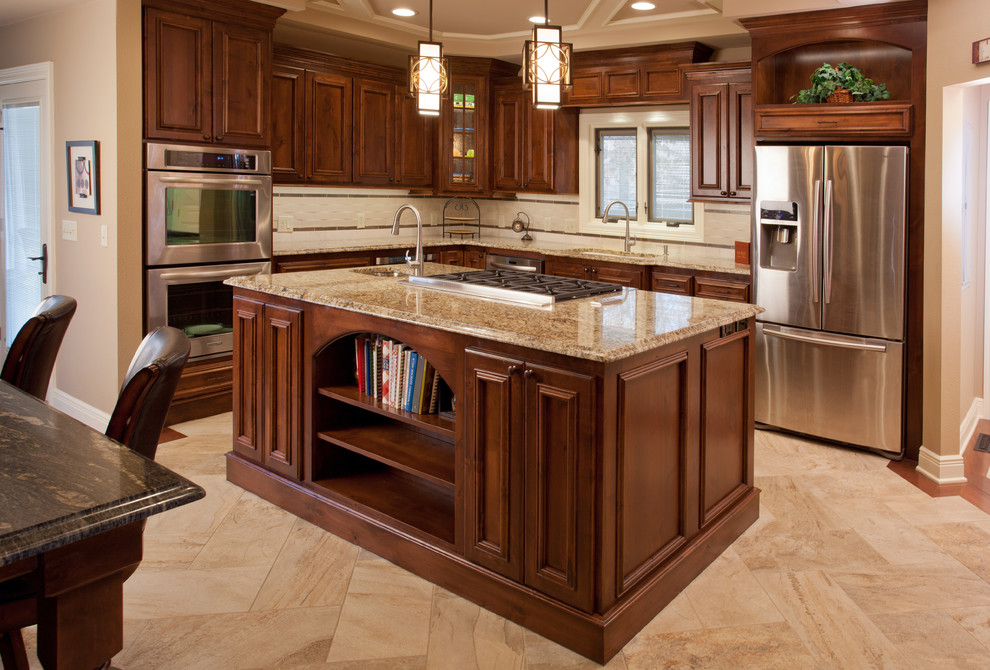 Exempel på ett stort klassiskt kök och matrum, med en undermonterad diskho, luckor med infälld panel, skåp i mellenmörkt trä, granitbänkskiva, rostfria vitvaror, klinkergolv i keramik, en köksö, beige stänkskydd, stänkskydd i porslinskakel och beiget golv