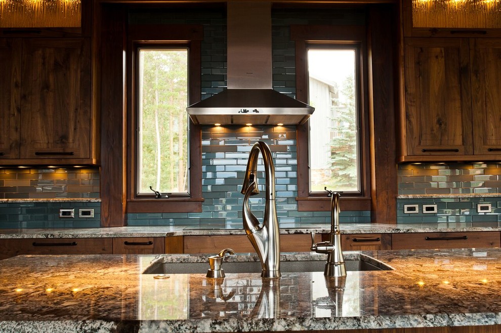 Inredning av ett rustikt stort flerfärgad flerfärgat kök, med en undermonterad diskho, skåp i shakerstil, skåp i mellenmörkt trä, granitbänkskiva, blått stänkskydd, stänkskydd i glaskakel, rostfria vitvaror, skiffergolv, en köksö och flerfärgat golv