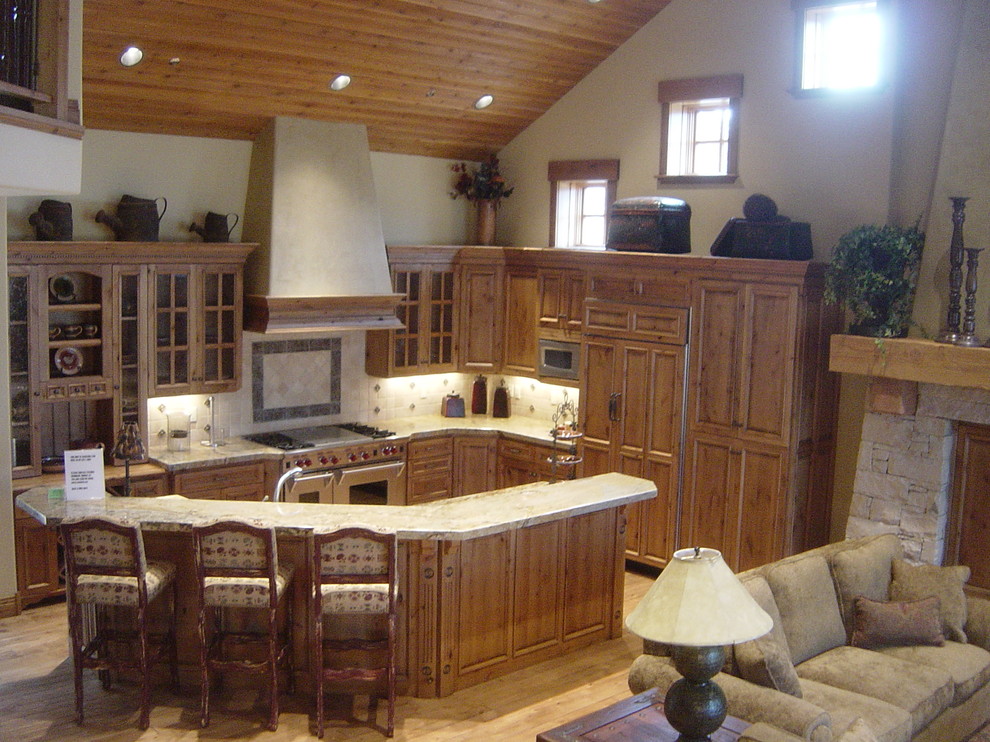 Exempel på ett mellanstort rustikt kök, med en enkel diskho, släta luckor, skåp i mellenmörkt trä, granitbänkskiva, beige stänkskydd, stänkskydd i keramik, integrerade vitvaror, ljust trägolv och en köksö