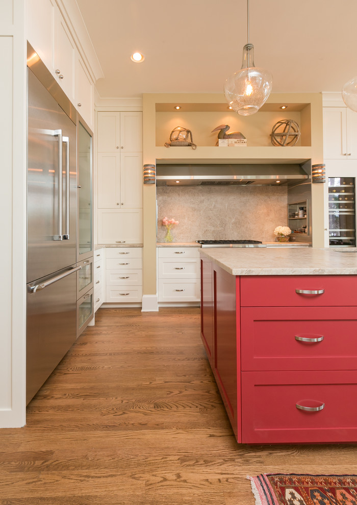 Zweizeilige Klassische Wohnküche mit Schrankfronten im Shaker-Stil, roten Schränken, Granit-Arbeitsplatte, Küchengeräten aus Edelstahl, braunem Holzboden und Kücheninsel in Charleston