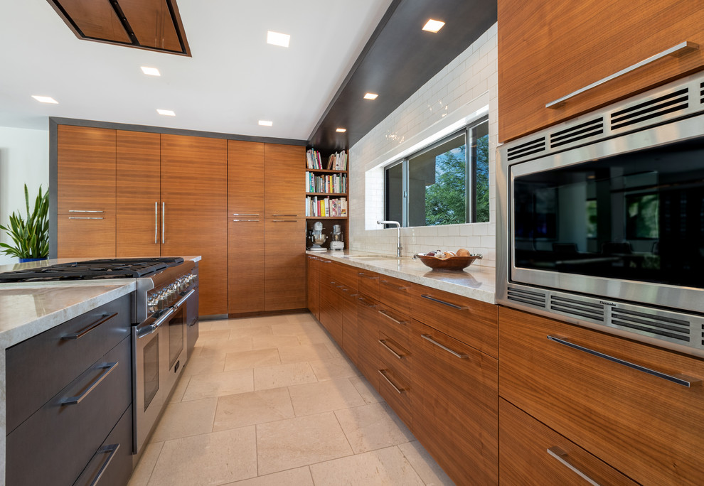 Cette photo montre une grande cuisine américaine tendance en U et bois brun avec un placard à porte plane, un plan de travail en quartz, une crédence blanche, îlot et un plan de travail beige.
