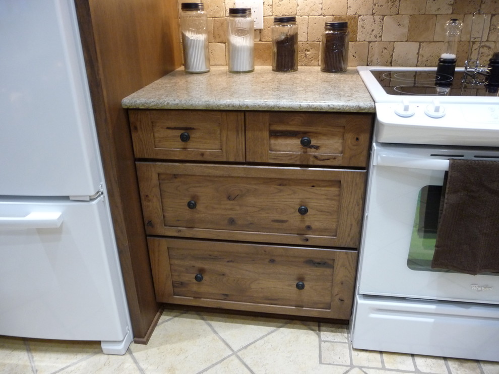Idéer för ett avskilt, mellanstort rustikt grå u-kök, med en dubbel diskho, skåp i shakerstil, skåp i mörkt trä, granitbänkskiva, brunt stänkskydd, stänkskydd i travertin, vita vitvaror, mörkt trägolv, en halv köksö och brunt golv