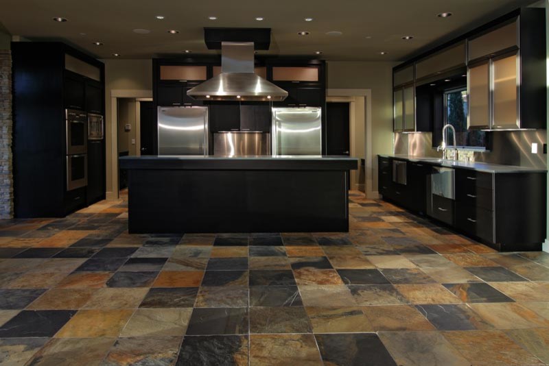 Esempio di una grande cucina minimal con ante lisce, ante in legno bruno e pavimento in ardesia