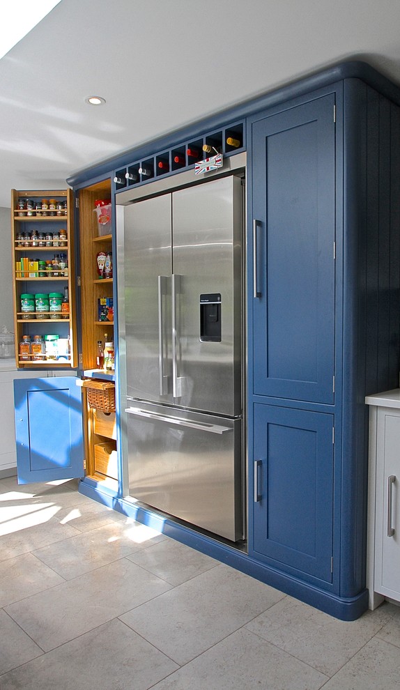 Immagine di un cucina con isola centrale country con ante in stile shaker, ante blu e elettrodomestici in acciaio inossidabile