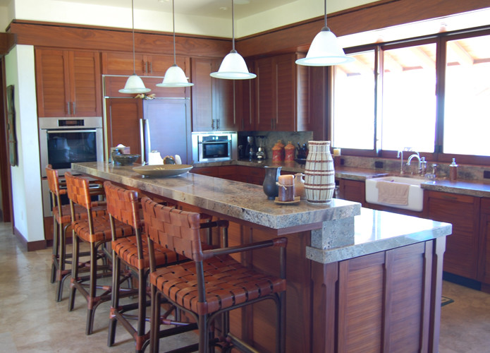 Foto di una cucina tropicale con ante in stile shaker, ante in legno scuro, top in quarzo composito e pavimento in gres porcellanato