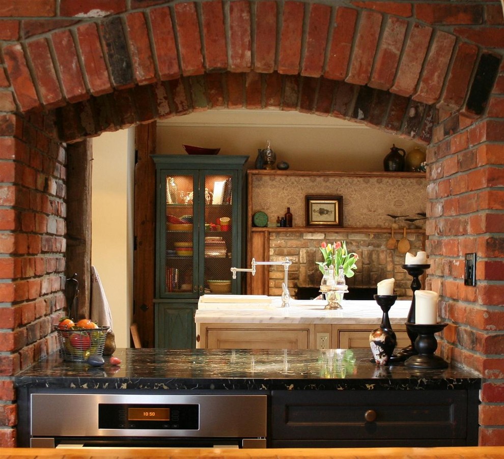 Свежая идея для дизайна: кухня в стиле рустика с обоями на стенах - отличное фото интерьера