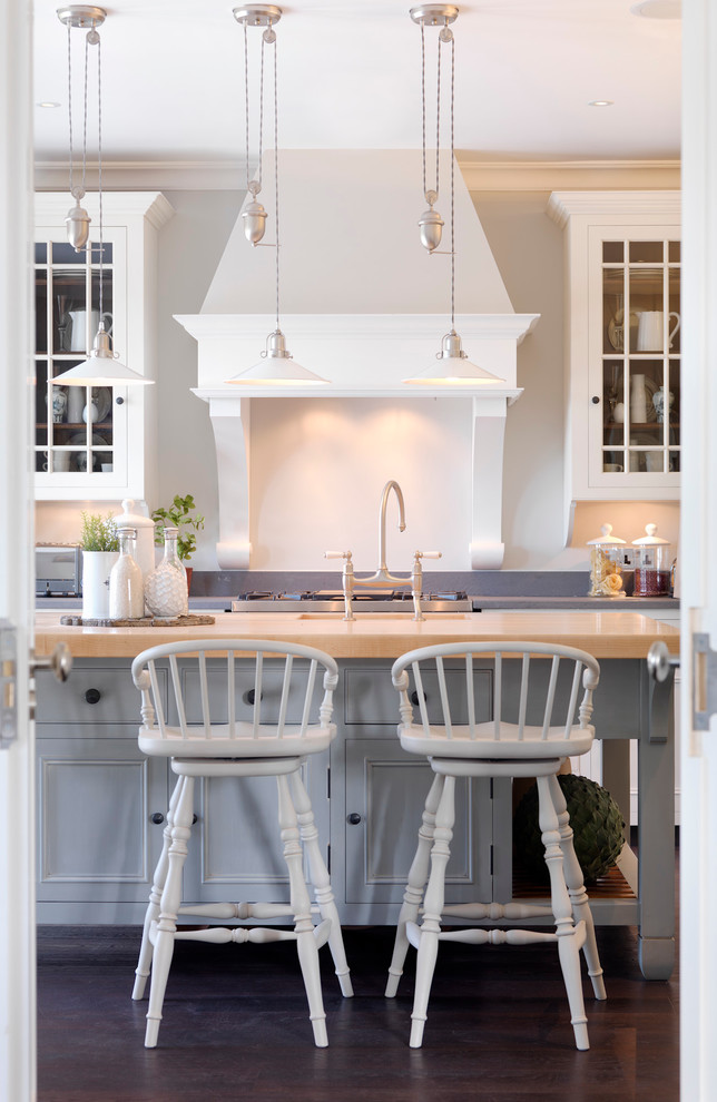 На фото: кухня в классическом стиле с стеклянными фасадами и серыми фасадами