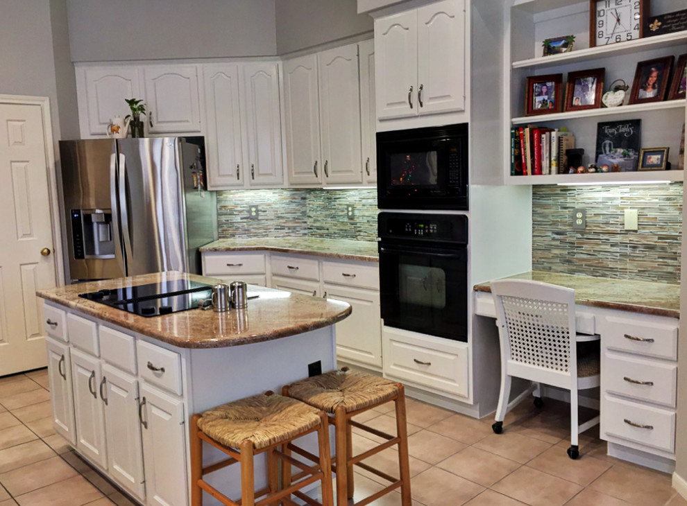 На фото: п-образная кухня-гостиная среднего размера в классическом стиле с белыми фасадами, гранитной столешницей, разноцветным фартуком, фартуком из стекла и островом