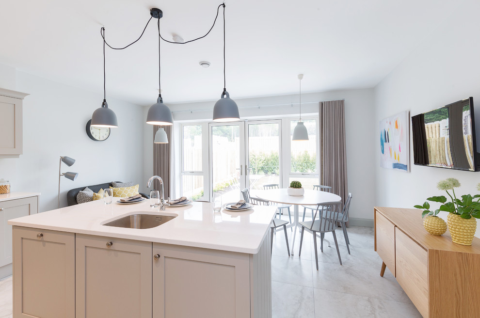 Стильный дизайн: кухня-гостиная среднего размера в стиле неоклассика (современная классика) с островом - последний тренд