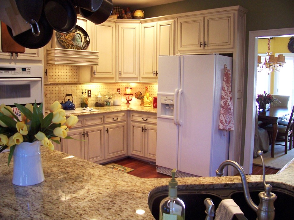 На фото: кухня в классическом стиле с белой техникой и мойкой в углу