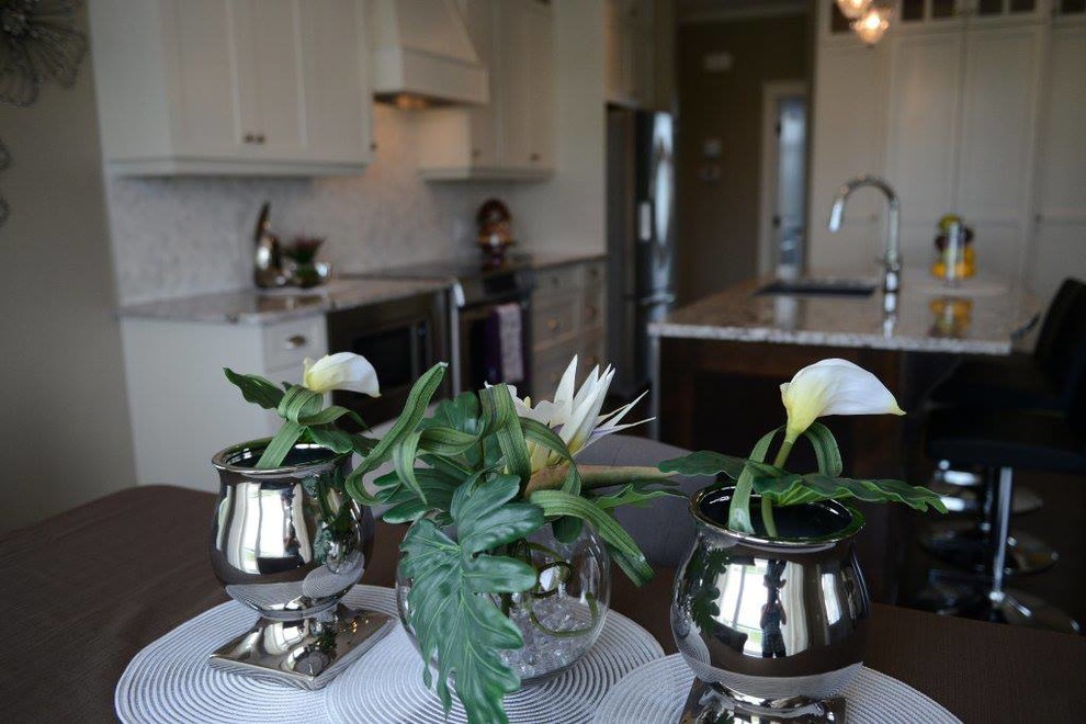 Exempel på ett mellanstort modernt kök, med en dubbel diskho, skåp i shakerstil, vita skåp, granitbänkskiva, grått stänkskydd, stänkskydd i stenkakel, rostfria vitvaror, mörkt trägolv och en köksö
