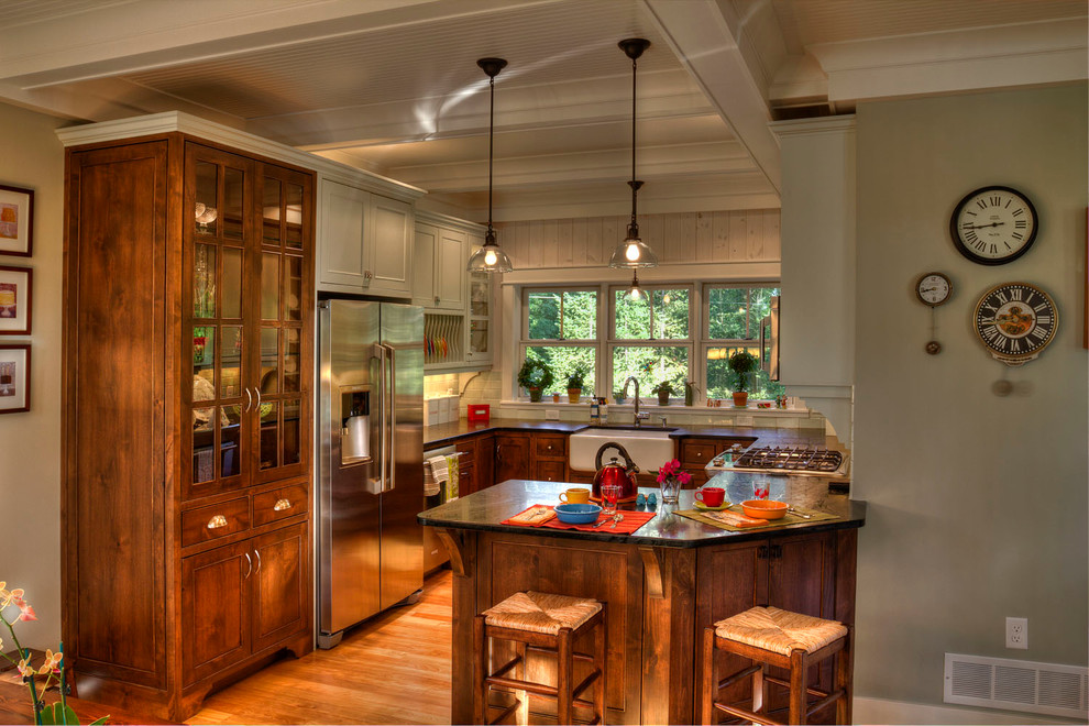 Rustikale Küche mit Landhausspüle, Küchengeräten aus Edelstahl und hellem Holzboden in Minneapolis